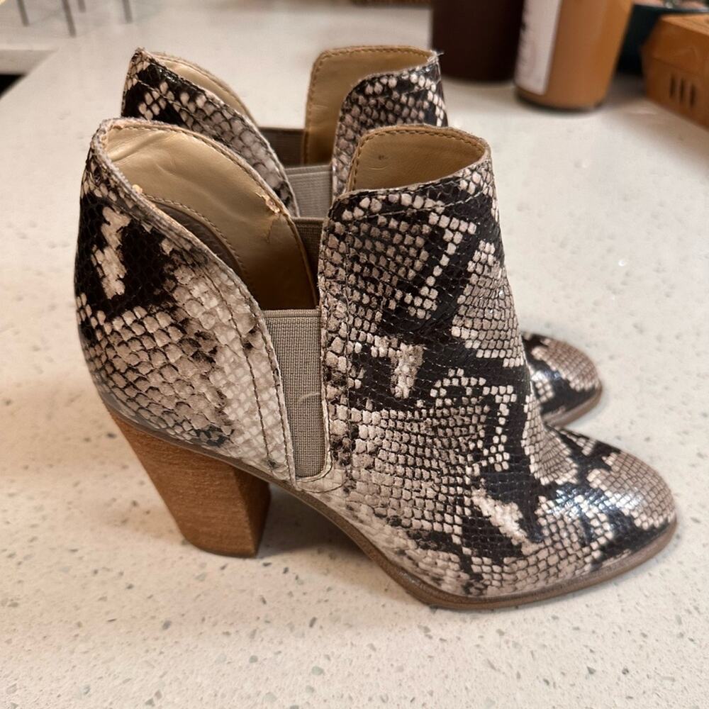 Vince Camuto Snakeskin Print Ankle Booties Blocked Heel Size 7M Animal Print